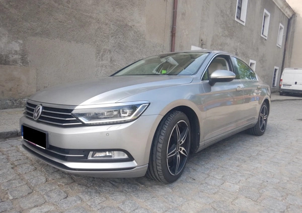 Volkswagen Passat cena 56900 przebieg: 181914, rok produkcji 2015 z Pasłęk małe 137